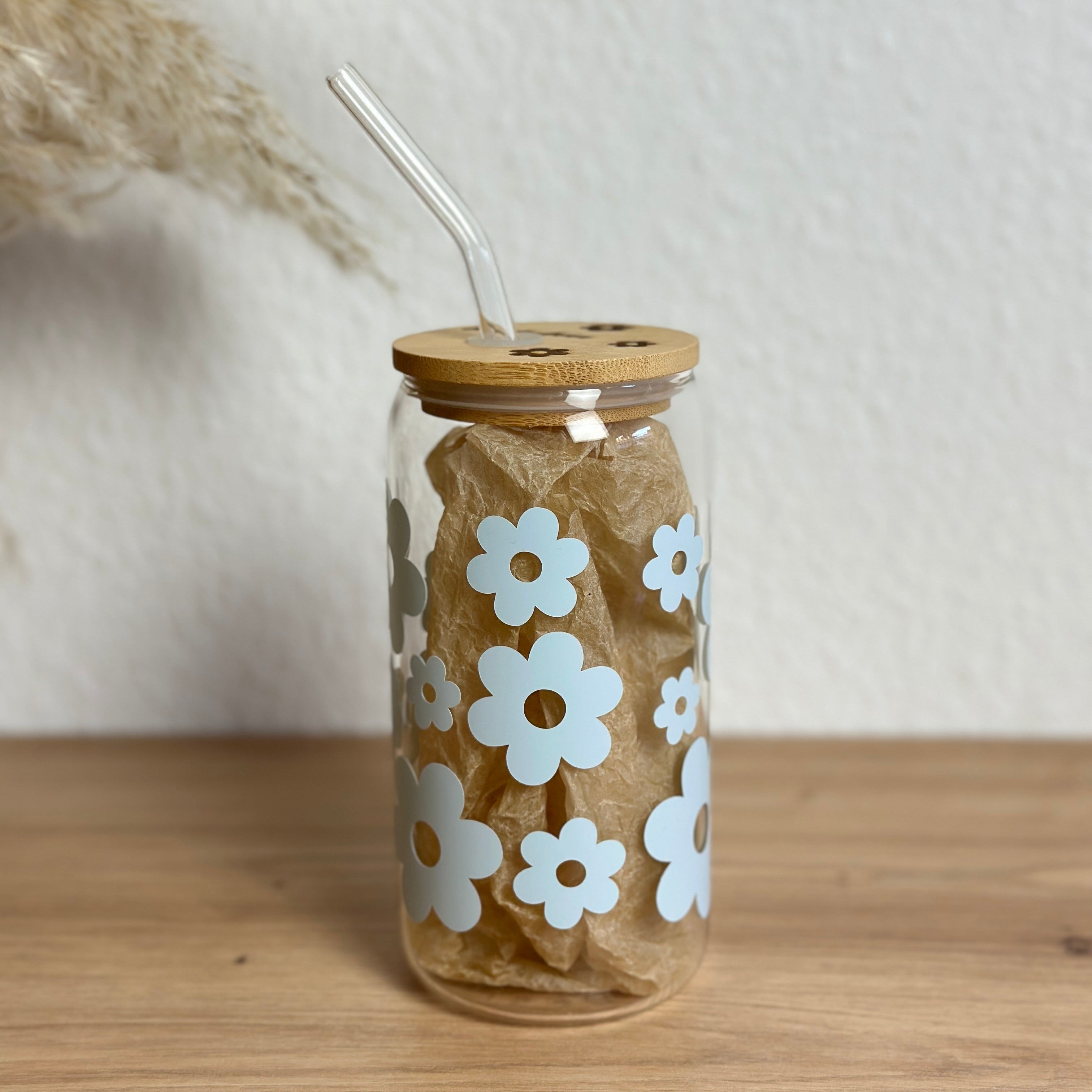 Glasbecher_daisy_pastellblau_mit_Strohhalm_gebogen