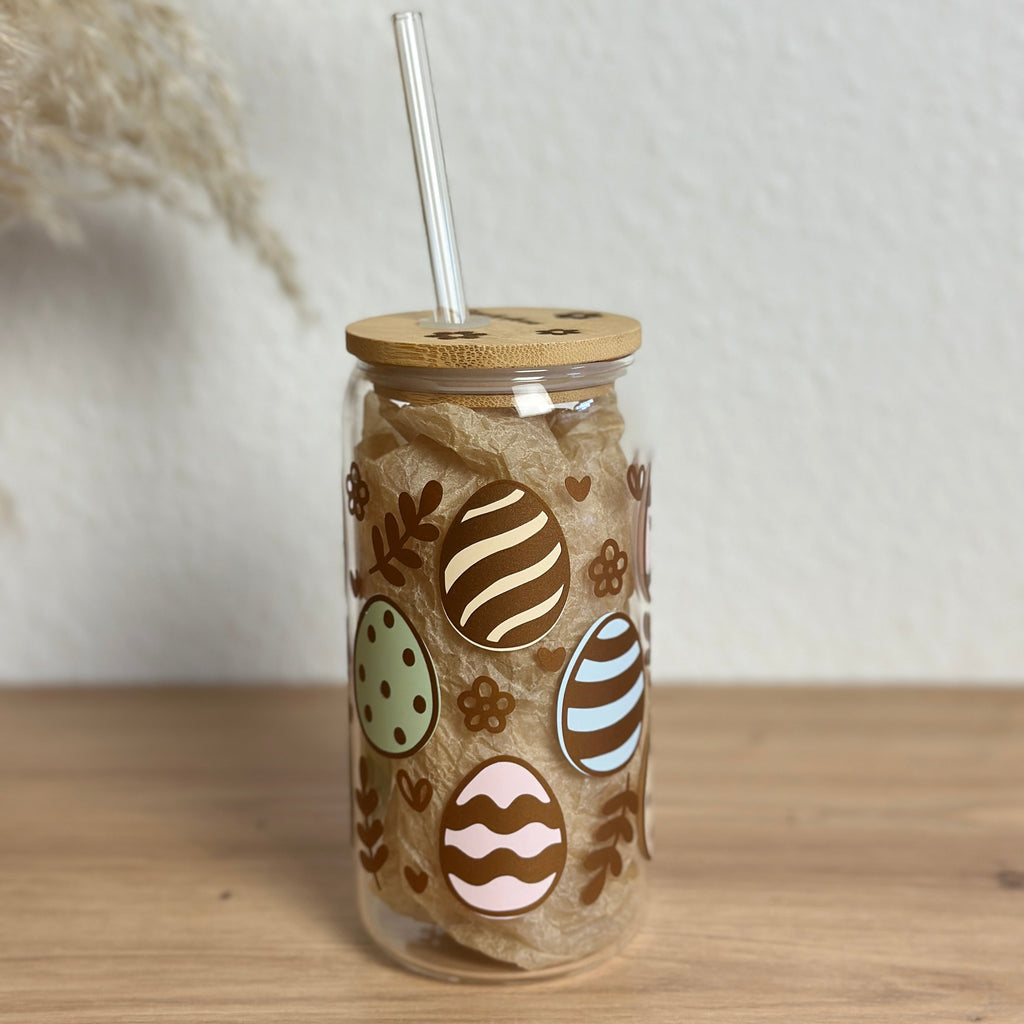 Glasbecher mit Ostereier-Muster in Pastell und Kupfer, Bambusdeckel mit geradem Glasstrohhalm, 500 ml Matcha- und Teeglas von Momentwerk Studio