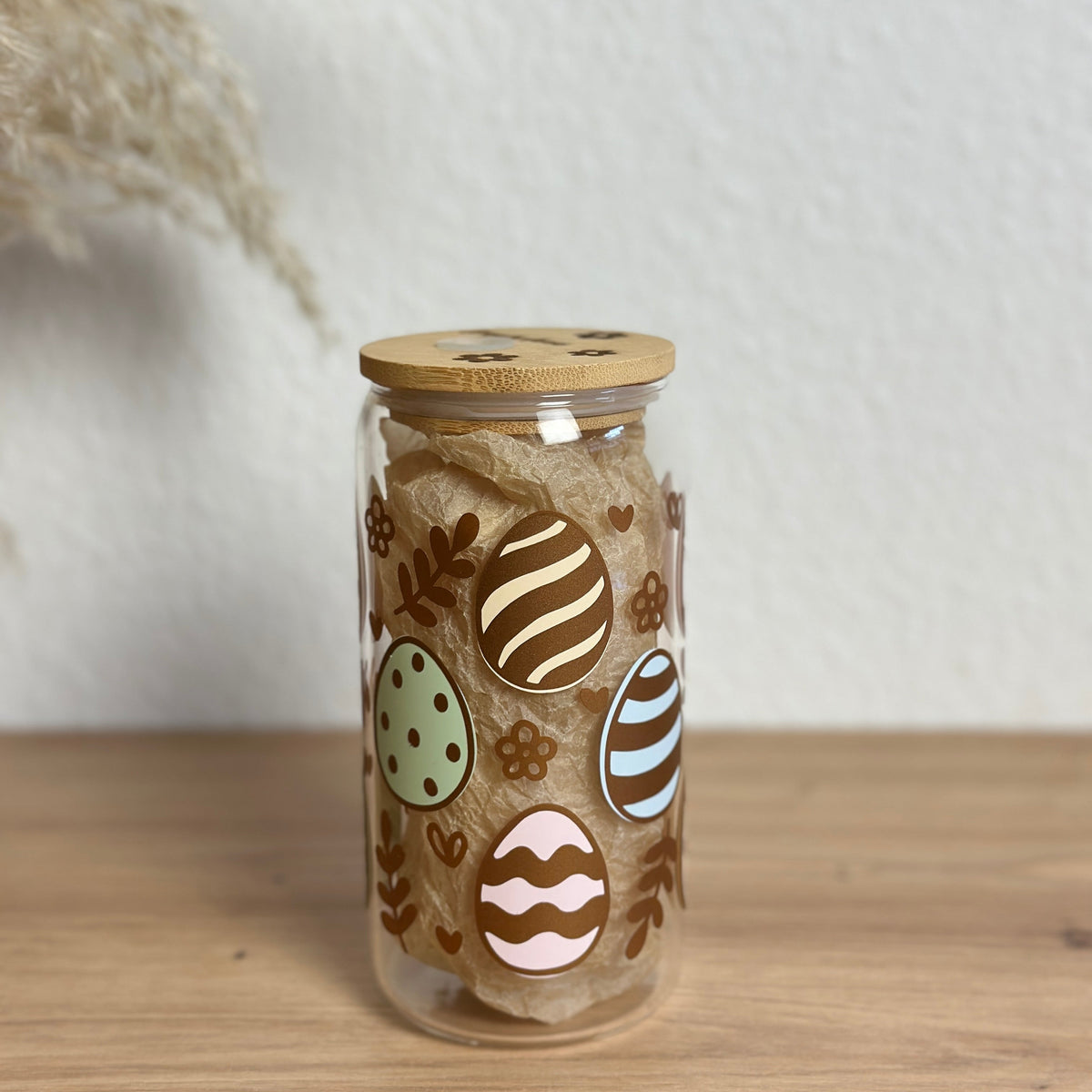 Glasbecher mit Ostereier-Muster in Pastell und Kupfer, Bambusdeckel ohne Strohhalm, 500 ml Kaffeeglas von Momentwerk Studio