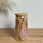 Pastelllila Osterhasen-Glasbecher mit Bambusdeckel und Glasstrohhalm, 500 ml Matchaglas von Momentwerk Studio, Frontansicht