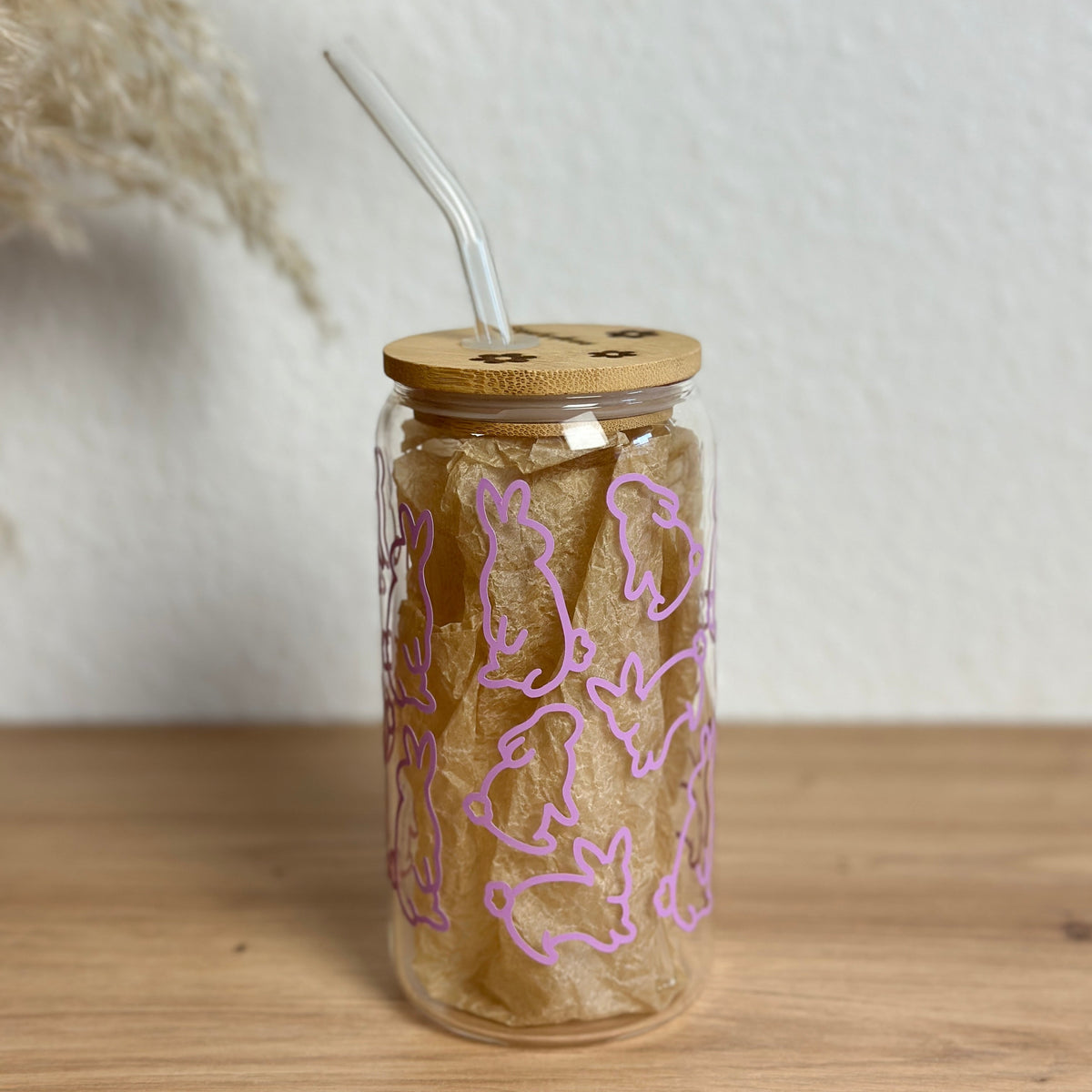 Pastelllila Osterhasen-Glasbecher mit Bambusdeckel und Glasstrohhalm, 500 ml Matchaglas von Momentwerk Studio, Frontansicht