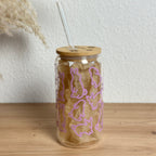 Trinkglas mit umlaufendem lila Hasen-Muster und Bambusdeckel, 500 ml Iced-Coffee-Glas von Momentwerk Studio, Seitenansicht