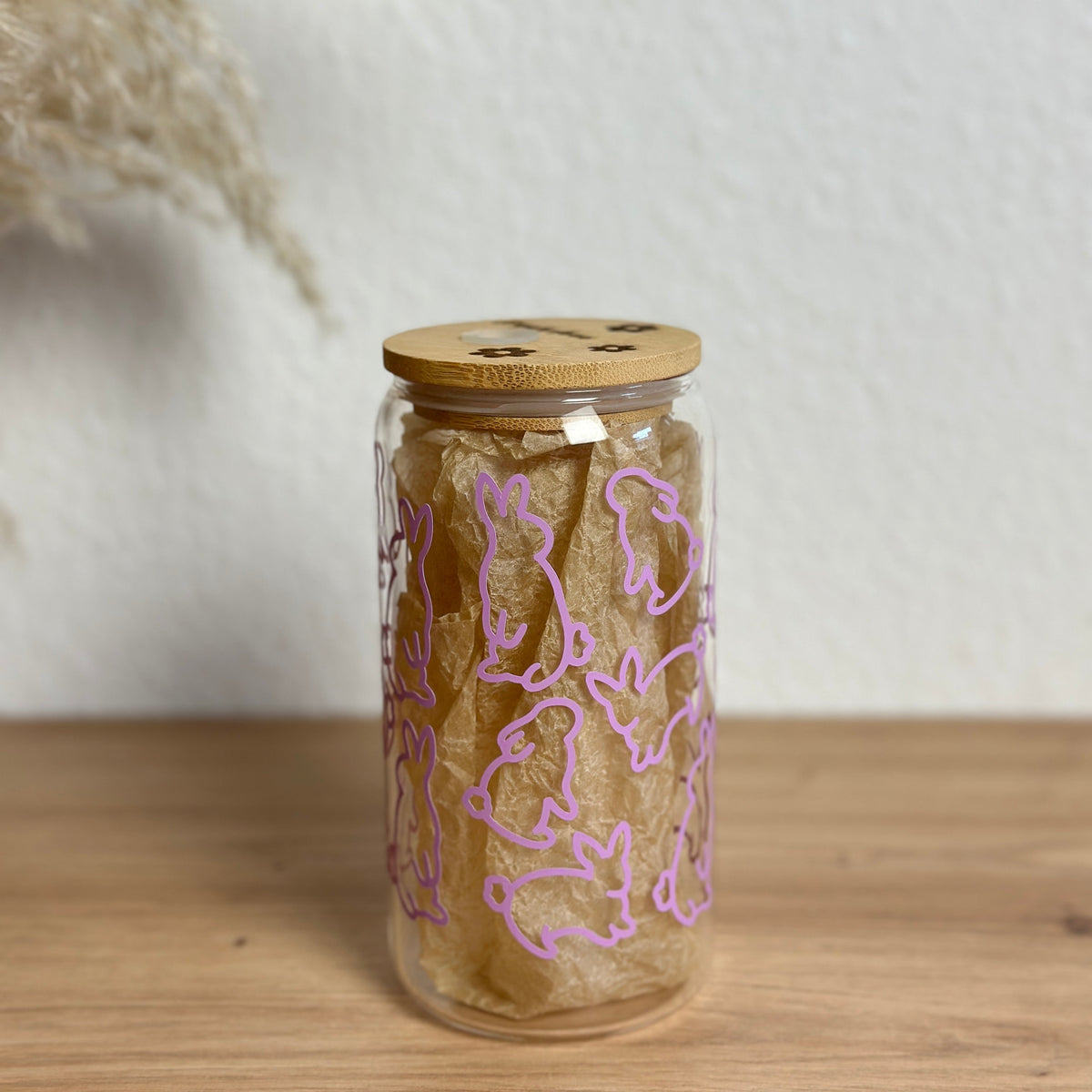 Glasbecher mit Osterhasen-Design in Pastelllila und Bambusdeckel, 500 ml Kaffeeglas mit Glasstrohhalm von Momentwerk Studio