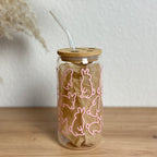 Glasbecher mit Osterhasen-Muster in Pastellrosa, Bambusdeckel mit gebogenem Glasstrohhalm, 500 ml Iced-Coffee-Glas von Momentwerk Studio