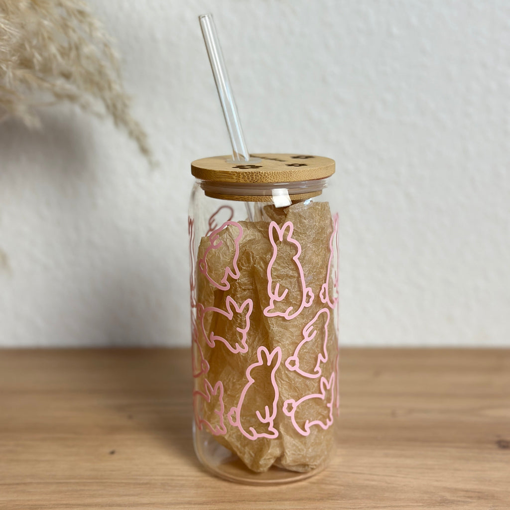 Glasbecher mit Osterhasen-Muster in Pastellrosa, Bambusdeckel mit geradem Glasstrohhalm, 500 ml Matcha- und Teeglas von Momentwerk Studio