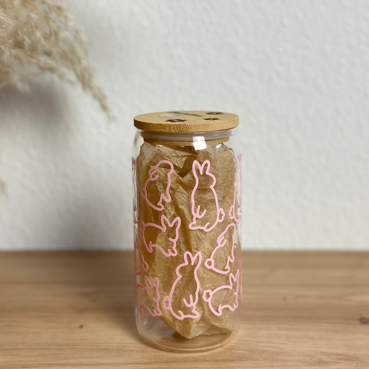 Glasbecher mit Osterhasen-Muster in Pastellrosa, Bambusdeckel ohne Strohhalm, 500 ml Kaffeeglas von Momentwerk Studio