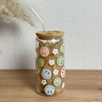 Glasbecher mit Smiley-Blumen-Design in bunten Pastelltönen, Bambusdeckel mit gebogenem Glasstrohhalm, 500 ml Iced-Coffee-Glas von Momentwerk Studio