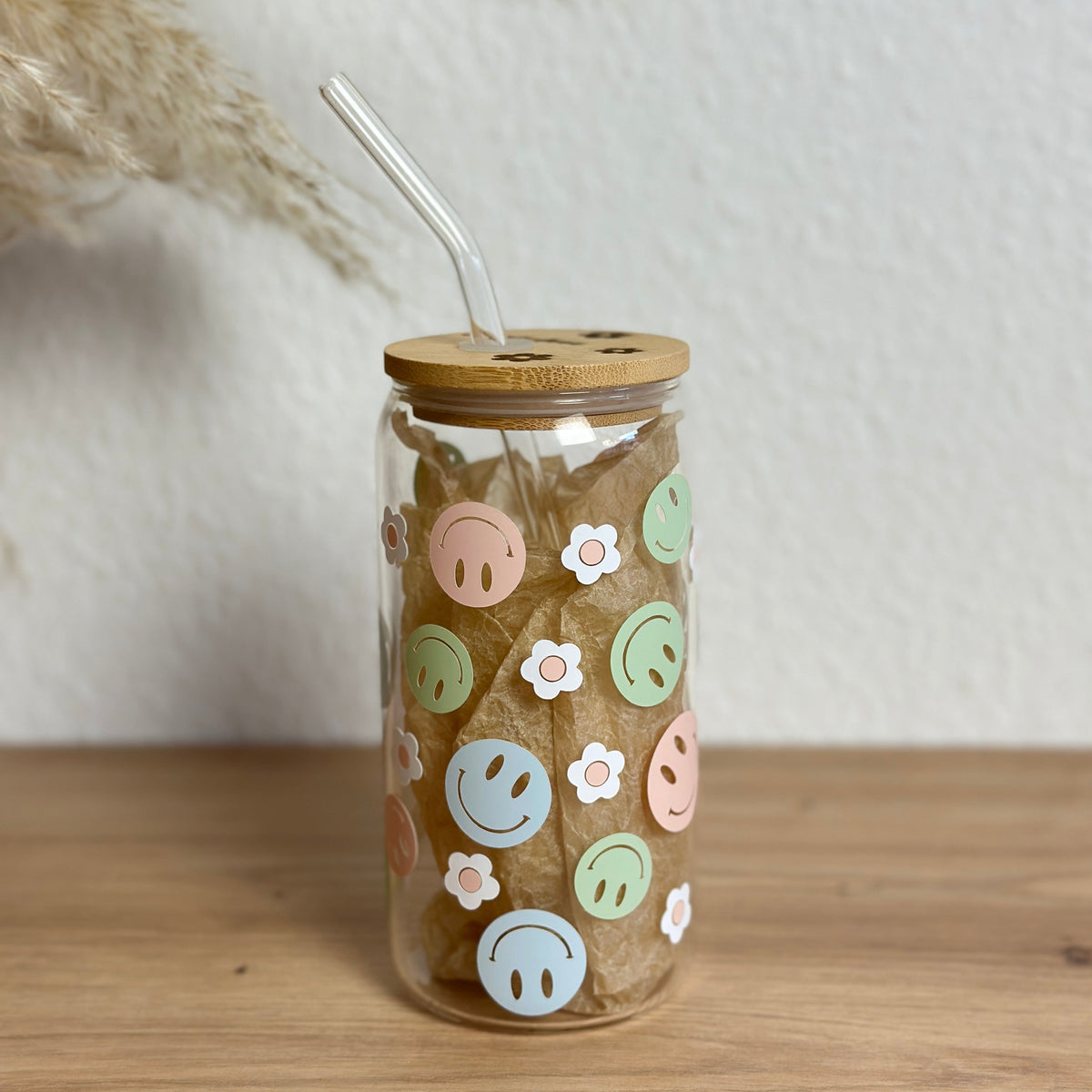 Glasbecher mit Smiley-Blumen-Design in bunten Pastelltönen, Bambusdeckel mit gebogenem Glasstrohhalm, 500 ml Iced-Coffee-Glas von Momentwerk Studio