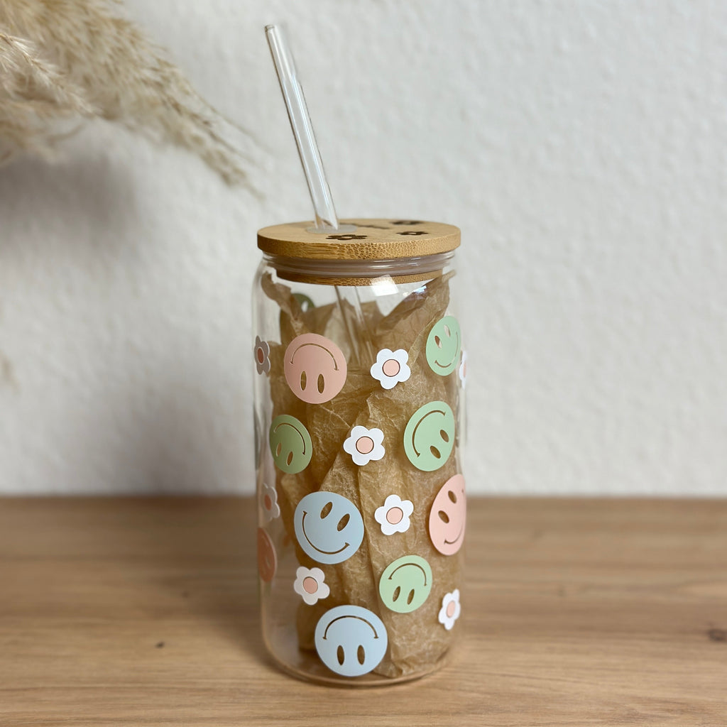 Glasbecher mit Smiley-Blumen-Design in bunten Pastelltönen, Bambusdeckel mit geradem Glasstrohhalm, 500 ml Matcha- und Smoothie-Glas von Momentwerk Studio