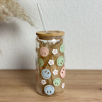 Glasbecher mit Smiley-Blumen-Design in bunten Pastelltönen, Bambusdeckel mit geradem Glasstrohhalm, 500 ml Matcha- und Smoothie-Glas von Momentwerk Studio