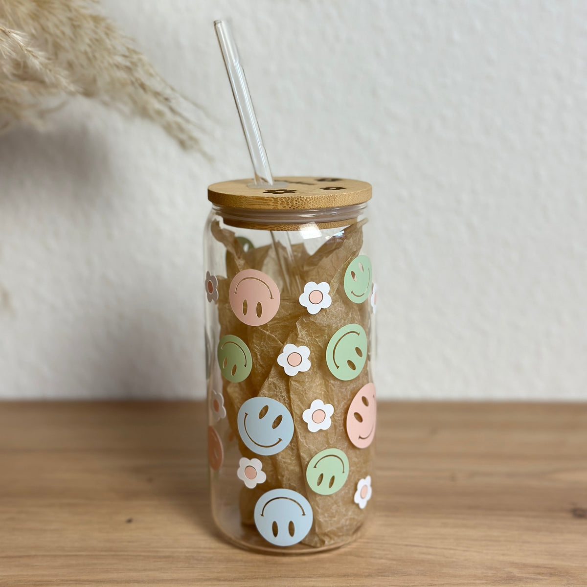 Glasbecher mit Smiley-Blumen-Design in bunten Pastelltönen, Bambusdeckel mit geradem Glasstrohhalm, 500 ml Matcha- und Smoothie-Glas von Momentwerk Studio
