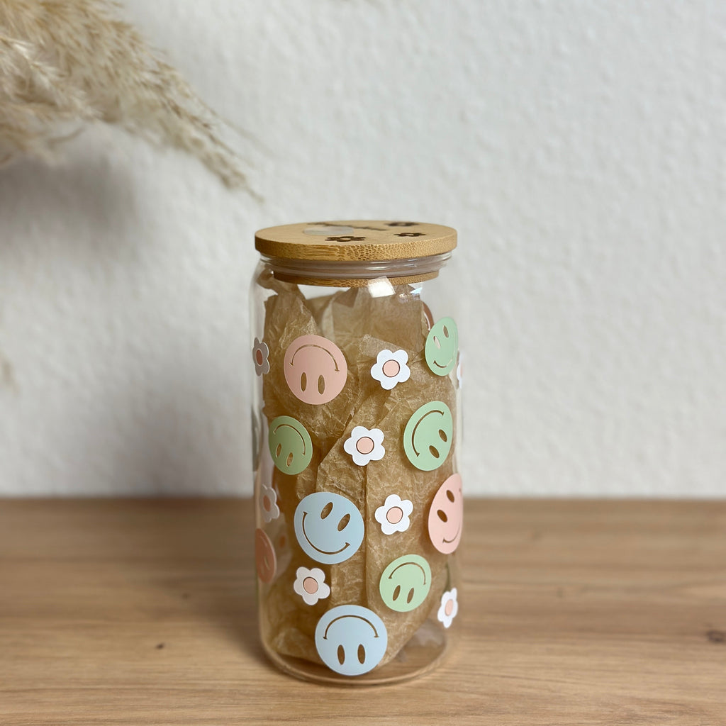 Glasbecher mit Smiley-Blumen-Design in bunten Pastelltönen, Bambusdeckel ohne Strohhalm, 500 ml Kaffeeglas von Momentwerk Studio