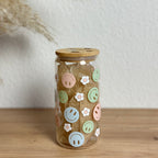 Glasbecher mit Smiley-Blumen-Design in bunten Pastelltönen, Bambusdeckel ohne Strohhalm, 500 ml Kaffeeglas von Momentwerk Studio