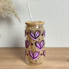 Glasbecher mit Herz-Muster in Flieder und Lila mit Chrome-Effekt, Bambusdeckel mit geradem Glasstrohhalm, 500 ml Matcha- und Latte-Macchiato-Glas von Momentwerk Studio
