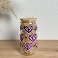Glasbecher mit Herz-Muster in Flieder und Lila mit Chrome-Effekt, Bambusdeckel ohne Strohhalm, 500 ml Kaffeeglas von Momentwerk Studio