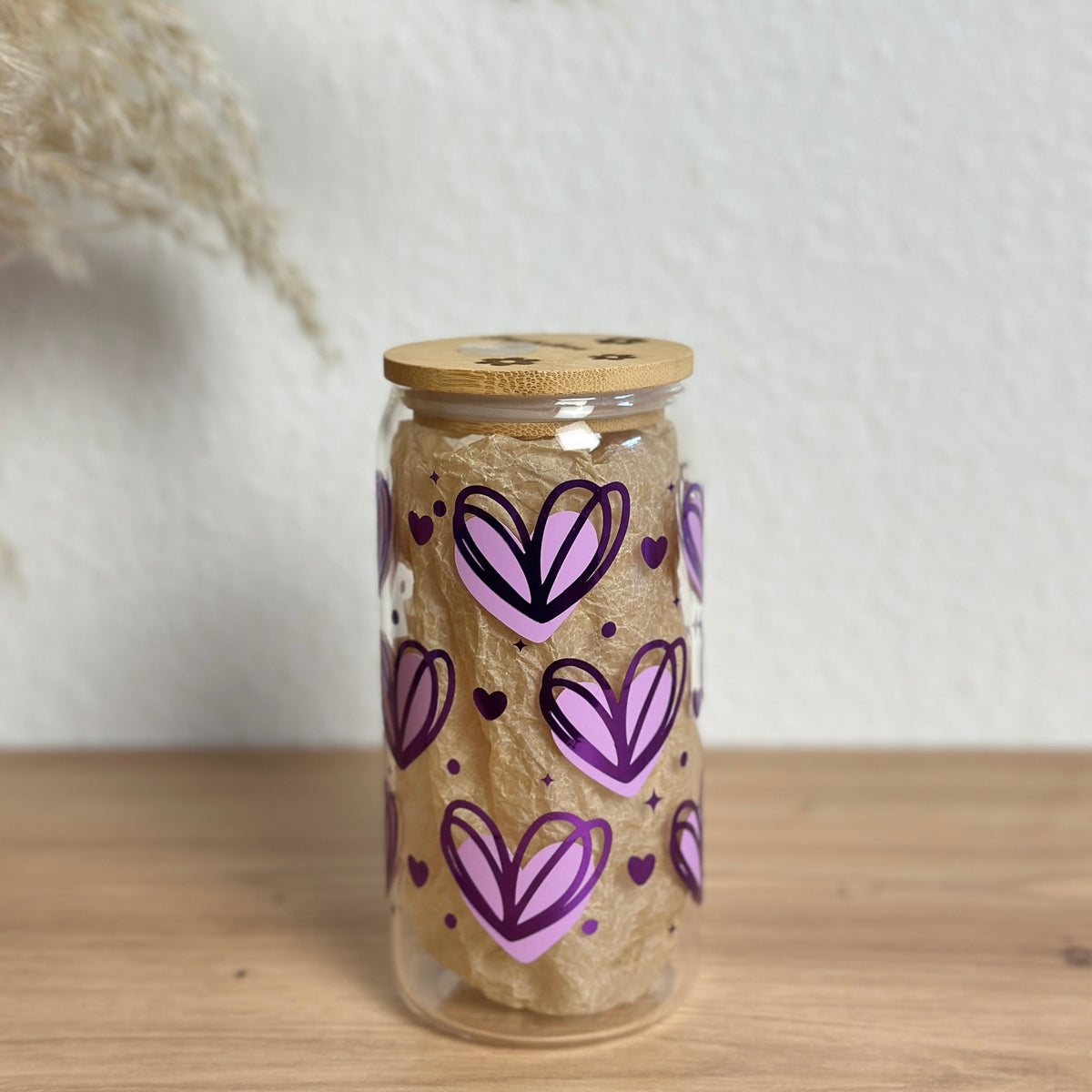 Glasbecher mit Herz-Muster in Flieder und Lila mit Chrome-Effekt, Bambusdeckel ohne Strohhalm, 500 ml Kaffeeglas von Momentwerk Studio