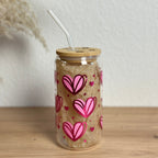 Glasbecher mit Herz-Muster in Rosa und Pink mit Chrome-Effekt, Bambusdeckel mit gebogenem Glasstrohhalm, 500 ml Iced-Coffee-Glas von Momentwerk Studio