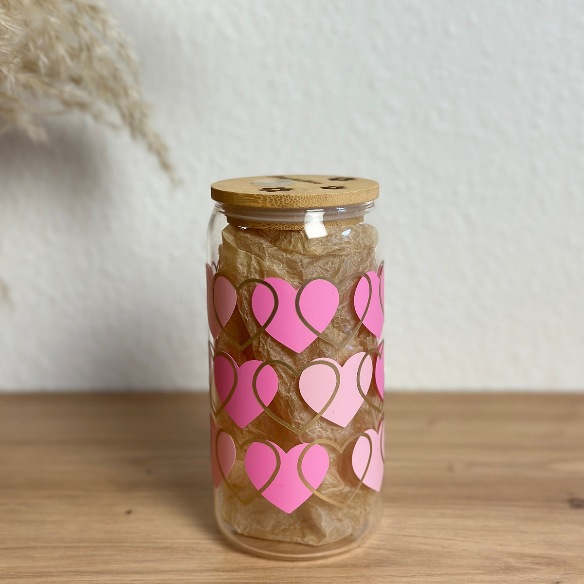 Glasbecher mit Herz-Muster in Rosa und Pink mit goldenen Akzenten, Bambusdeckel ohne Strohhalm, 500 ml Kaffeeglas von Momentwerk Studio