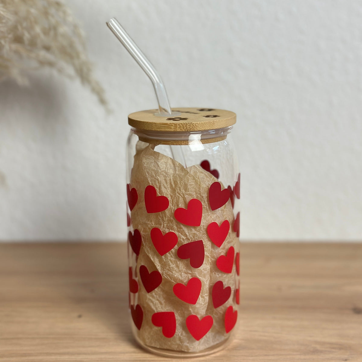 Herzen-Glasbecher mit roten Herzen und Bambusdeckel, 500 ml Matchaglas von Momentwerk Studio, Frontansicht