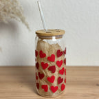 Trinkglas mit umlaufendem Herzen-Muster und Bambusdeckel, 500 ml Iced-Coffee-Glas von Momentwerk Studio, Seitenansicht