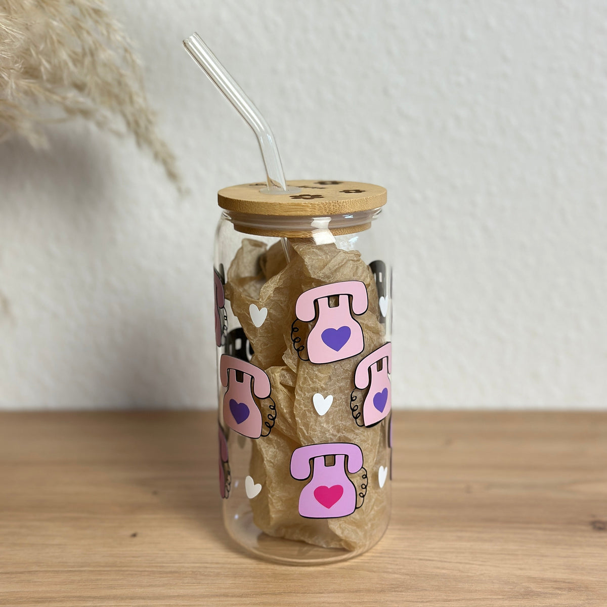 Glasbecher mit Handy-Herz-Motiv in Rosa, Pink und Lila, Bambusdeckel mit gebogenem Glasstrohhalm, 500 ml Iced-Coffee-Glas von Momentwerk Studio