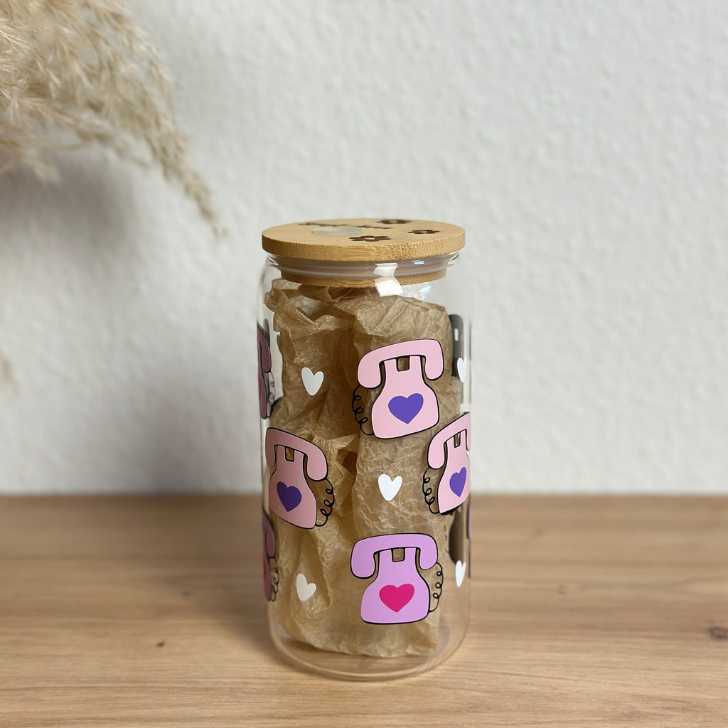 Glasbecher mit Handy-Herz-Motiv in Rosa, Pink und Lila, Bambusdeckel ohne Strohhalm, 500 ml Kaffeeglas von Momentwerk Studio