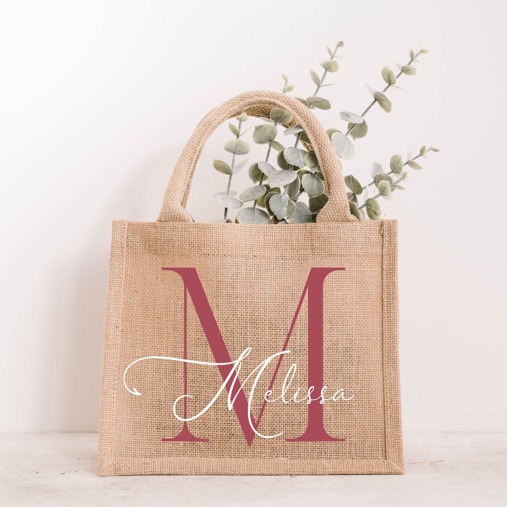 Personalisierte Jutetasche mit Monogramm M und Namen Melissa, Initiale in Metallic-Flamingo, Naturjute mit Henkeln, von Momentwerk Studio