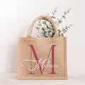 Personalisierte Jutetasche mit Monogramm M und Namen Melissa, Initiale in Metallic-Flamingo, Naturjute mit Henkeln, von Momentwerk Studio
