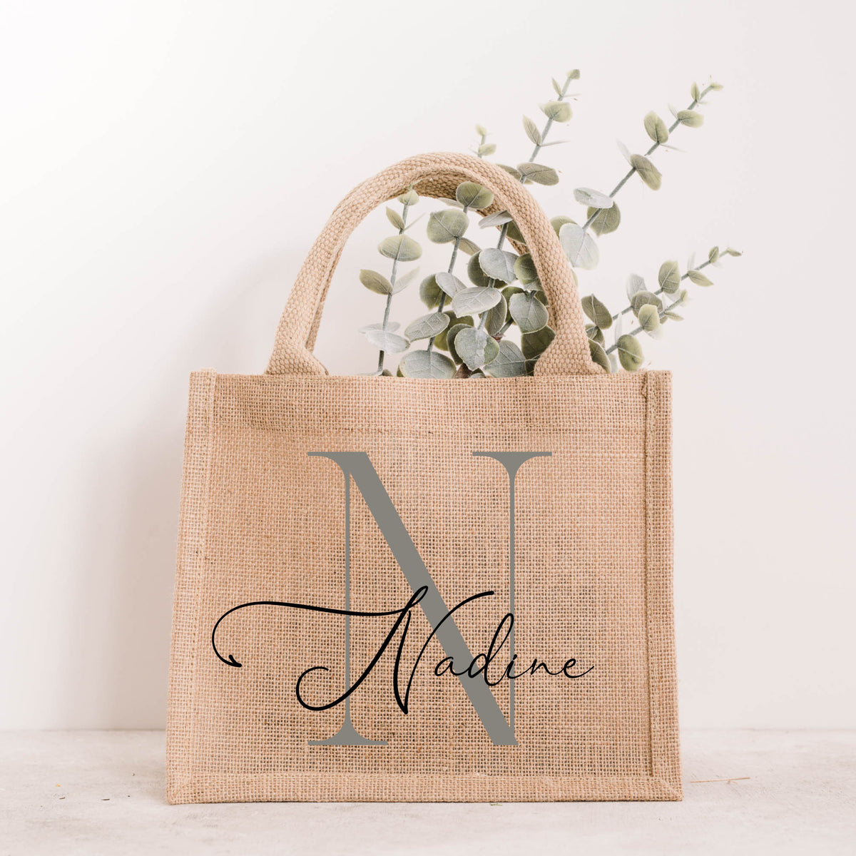 Personalisierte Jutetasche mit Monogramm und Namen Nadine in Metallic-Silber, Naturjute mit Henkeln, Juteshopper von Momentwerk Studio