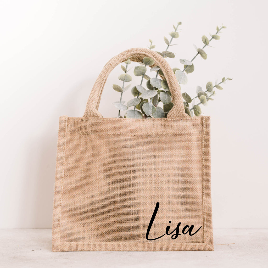 Personalisierte Jutetasche mit Namen Lisa in schwarzer Schrift, Naturjute mit Henkeln, Juteshopper von Momentwerk Studio