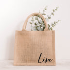 Personalisierte Jutetasche mit Namen Lisa in schwarzer Schrift, Naturjute mit Henkeln, Juteshopper von Momentwerk Studio