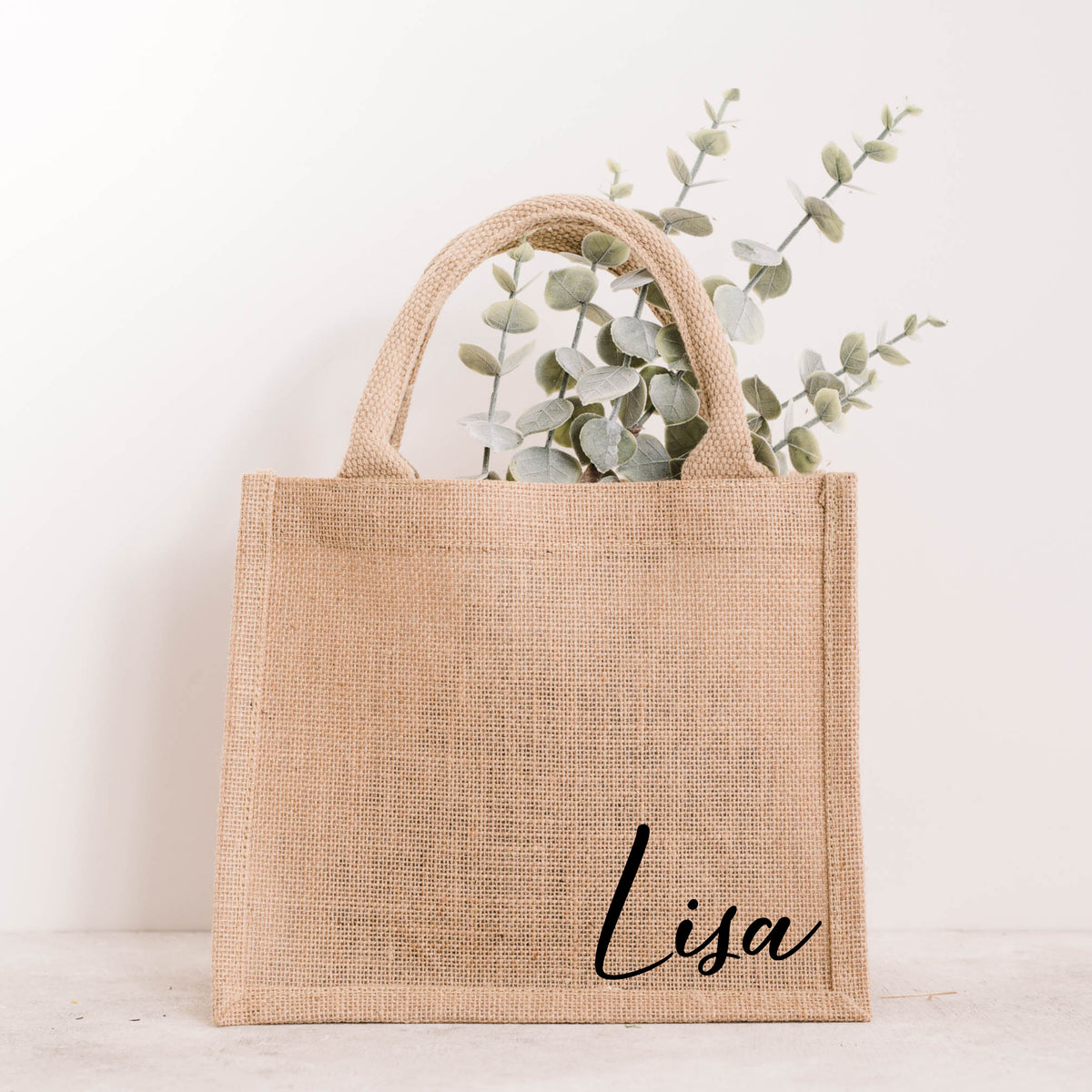Personalisierte Jutetasche mit Namen Lisa in schwarzer Schrift, Naturjute mit Henkeln, Juteshopper von Momentwerk Studio