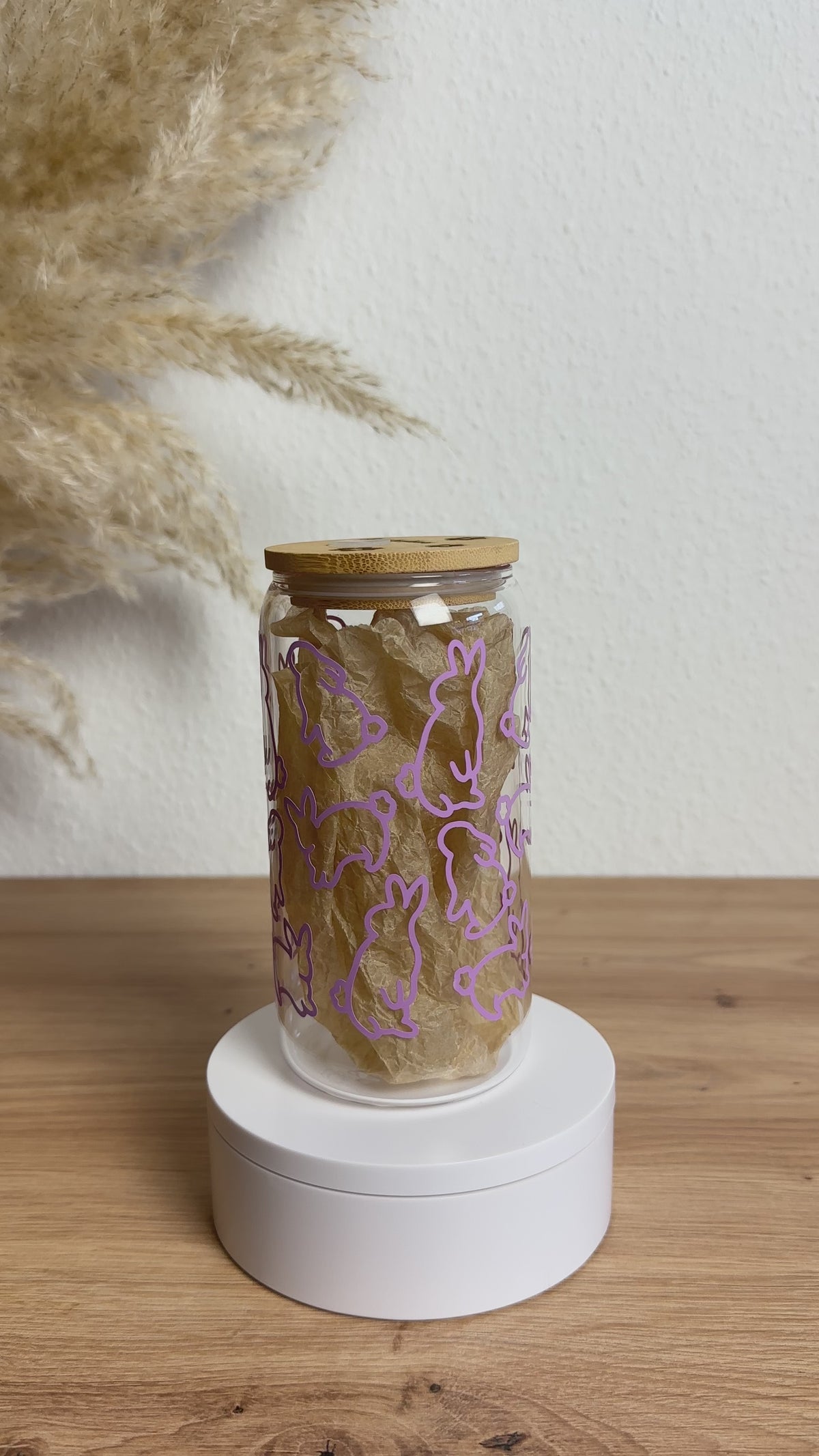 Pastelllila Osterhasen-Glasbecher mit Bambusdeckel und Glasstrohhalm in Bewegung, 500 ml Kaffeeglas von Momentwerk Studio