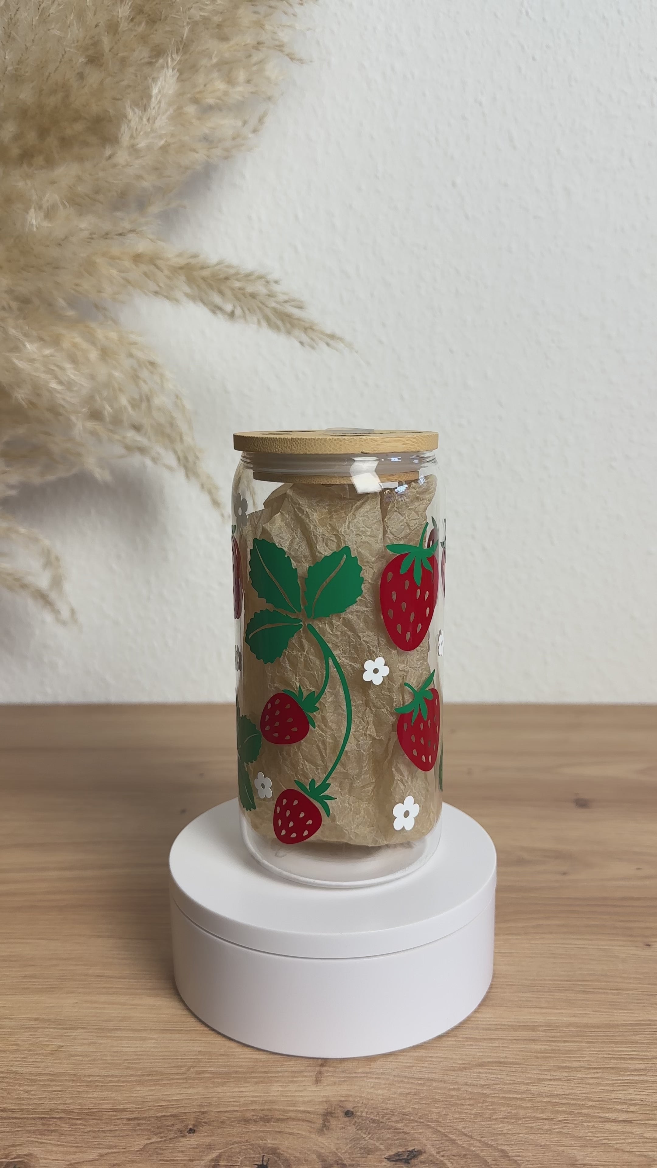 Glasbecher_Früchte_Erdbeeren mit Stiel_ohne_Strohhalm_Video