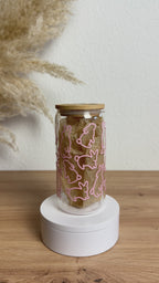 Glasbecher mit Osterhasen-Muster in Pastellrosa, Bambusdeckel und Glasstrohhalm, 500 ml nachhaltiger Trinkbecher von Momentwerk Studio in der Rundum-Ansicht