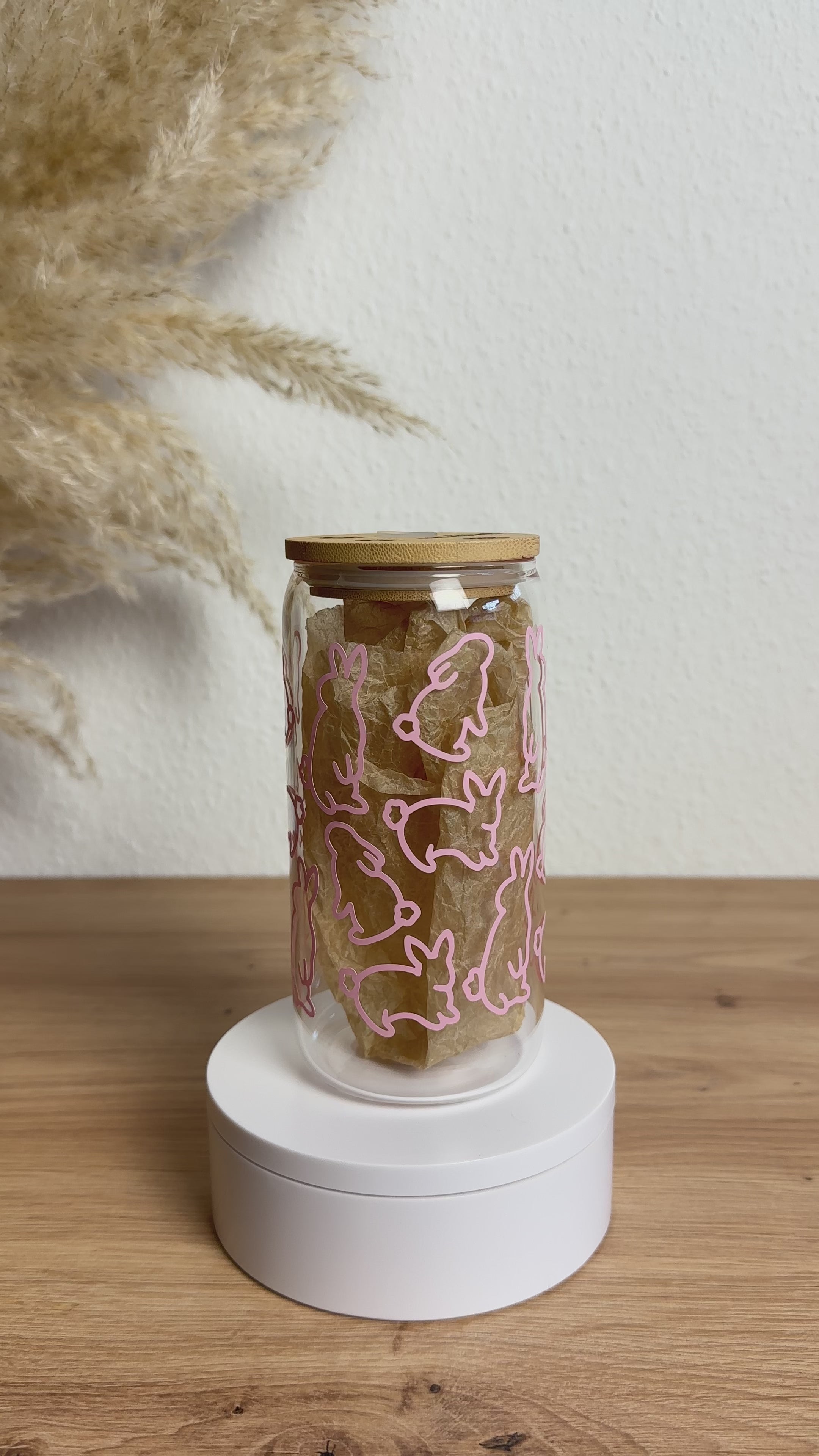 Glasbecher mit Osterhasen-Muster in Pastellrosa, Bambusdeckel und Glasstrohhalm, 500 ml nachhaltiger Trinkbecher von Momentwerk Studio in der Rundum-Ansicht