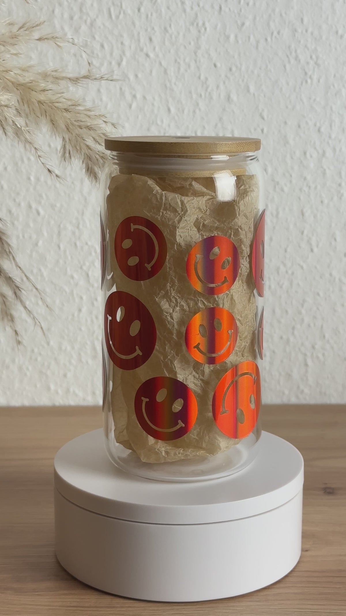 Smiley-Glasbecher mit Bambusdeckel und Glasstrohhalm in Bewegung, 500 ml Kaffeeglas von Momentwerk Studio