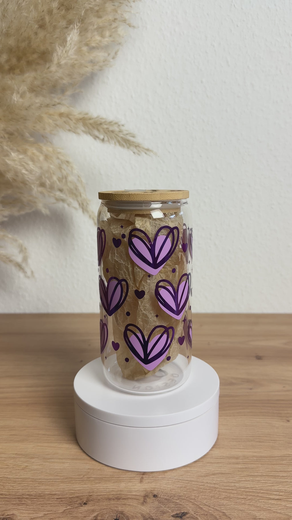 Glasbecher mit Herz-Muster in Flieder und Lila mit Chrome-Effekt, Bambusdeckel und Glasstrohhalm, 500 ml nachhaltiger Trinkbecher von Momentwerk Studio in der Rundum-Ansicht