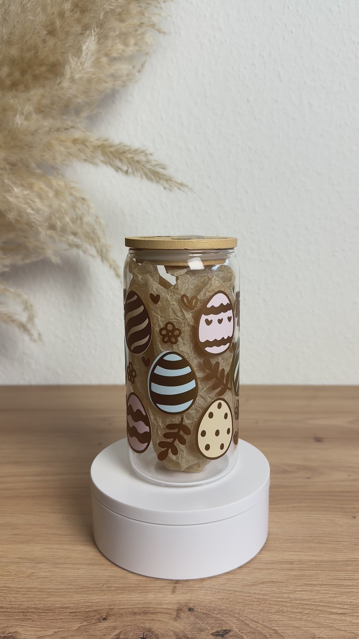 Glasbecher mit Ostereier-Muster in Pastell und Kupfer, Bambusdeckel und Glasstrohhalm, 500 ml nachhaltiger Trinkbecher von Momentwerk Studio in der Rundum-Ansicht