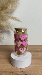 Glasbecher mit Herz-Muster in Rosa und Pink mit goldenen Akzenten, Bambusdeckel und Glasstrohhalm, 500 ml nachhaltiger Trinkbecher von Momentwerk Studio in der Rundum-Ansicht
