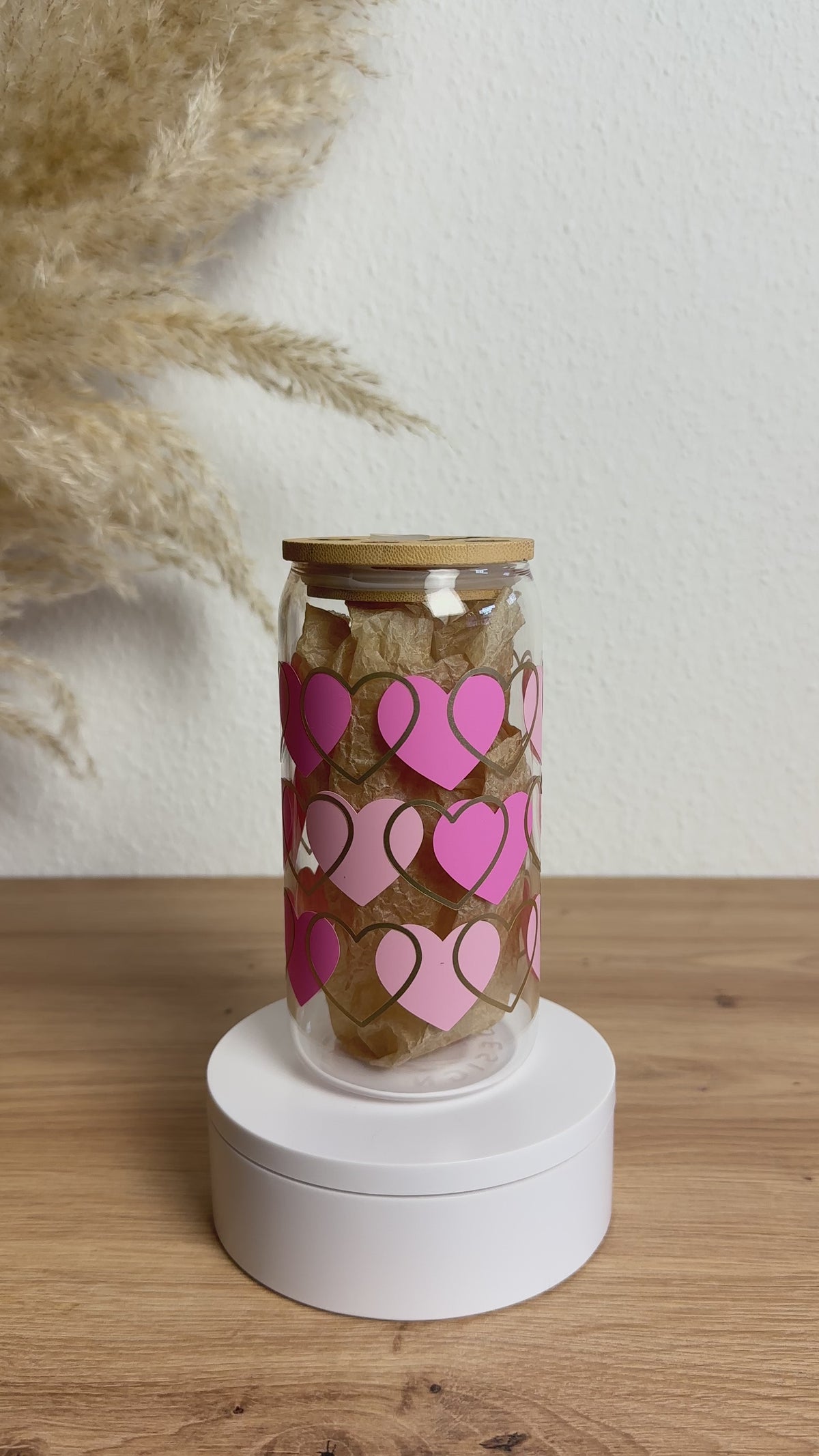 Glasbecher mit Herz-Muster in Rosa und Pink mit goldenen Akzenten, Bambusdeckel und Glasstrohhalm, 500 ml nachhaltiger Trinkbecher von Momentwerk Studio in der Rundum-Ansicht