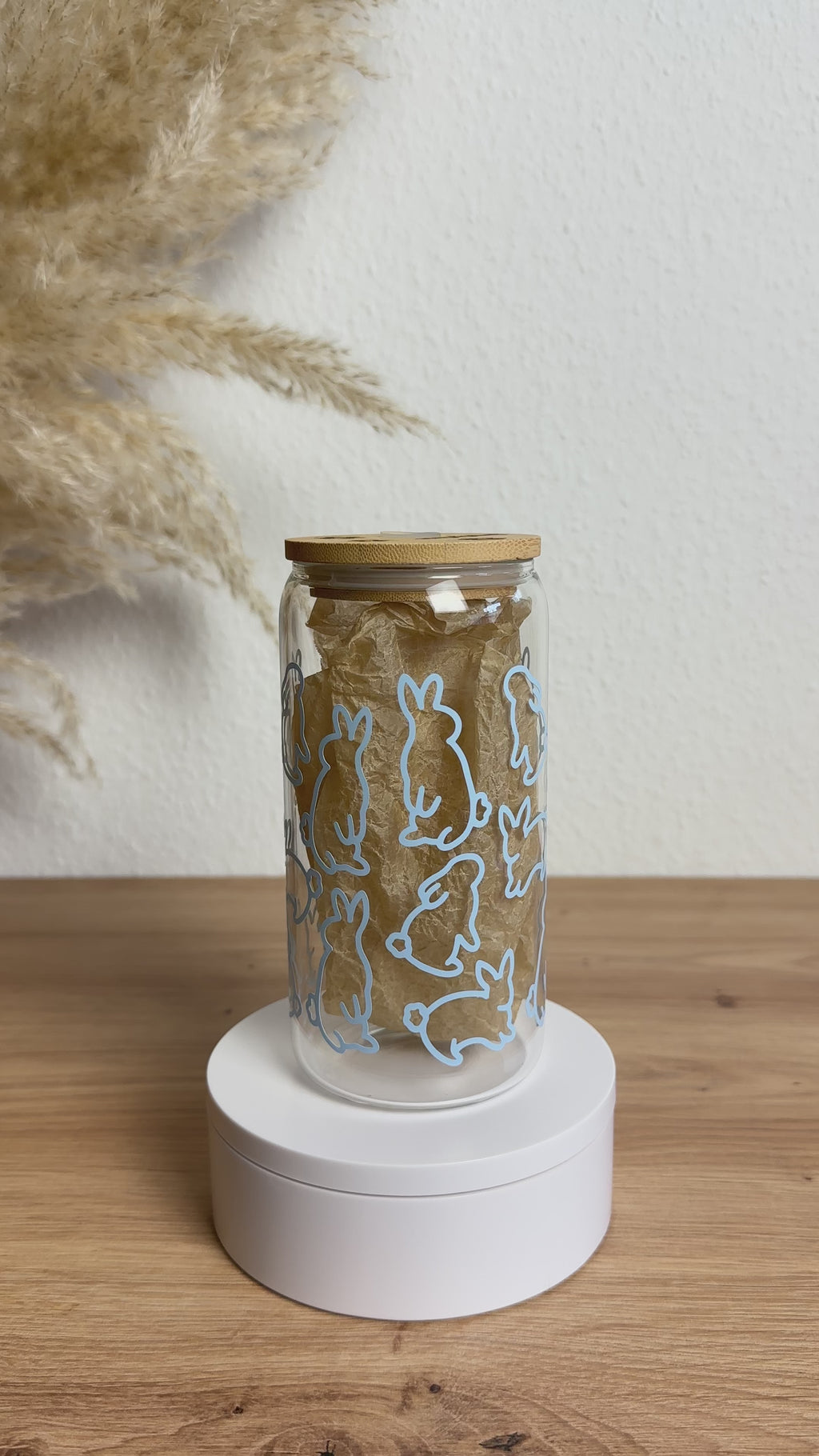 Osterhasen-Glasbecher mit Bambusdeckel und Glasstrohhalm in Bewegung, 500 ml Kaffeeglas von Momentwerk Studio