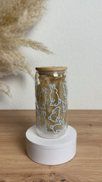 Osterhasen-Glasbecher mit Bambusdeckel und Glasstrohhalm in Bewegung, 500 ml Kaffeeglas von Momentwerk Studio