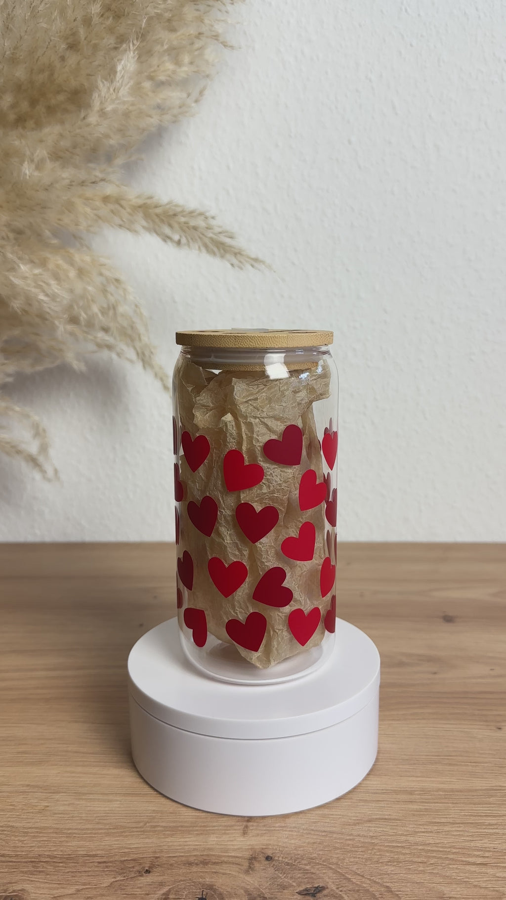 Herzen-Glasbecher mit Bambusdeckel und Glasstrohhalm in Bewegung, 500 ml Kaffeeglas von Momentwerk Studio