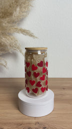 Herzen-Glasbecher mit Bambusdeckel und Glasstrohhalm in Bewegung, 500 ml Kaffeeglas von Momentwerk Studio