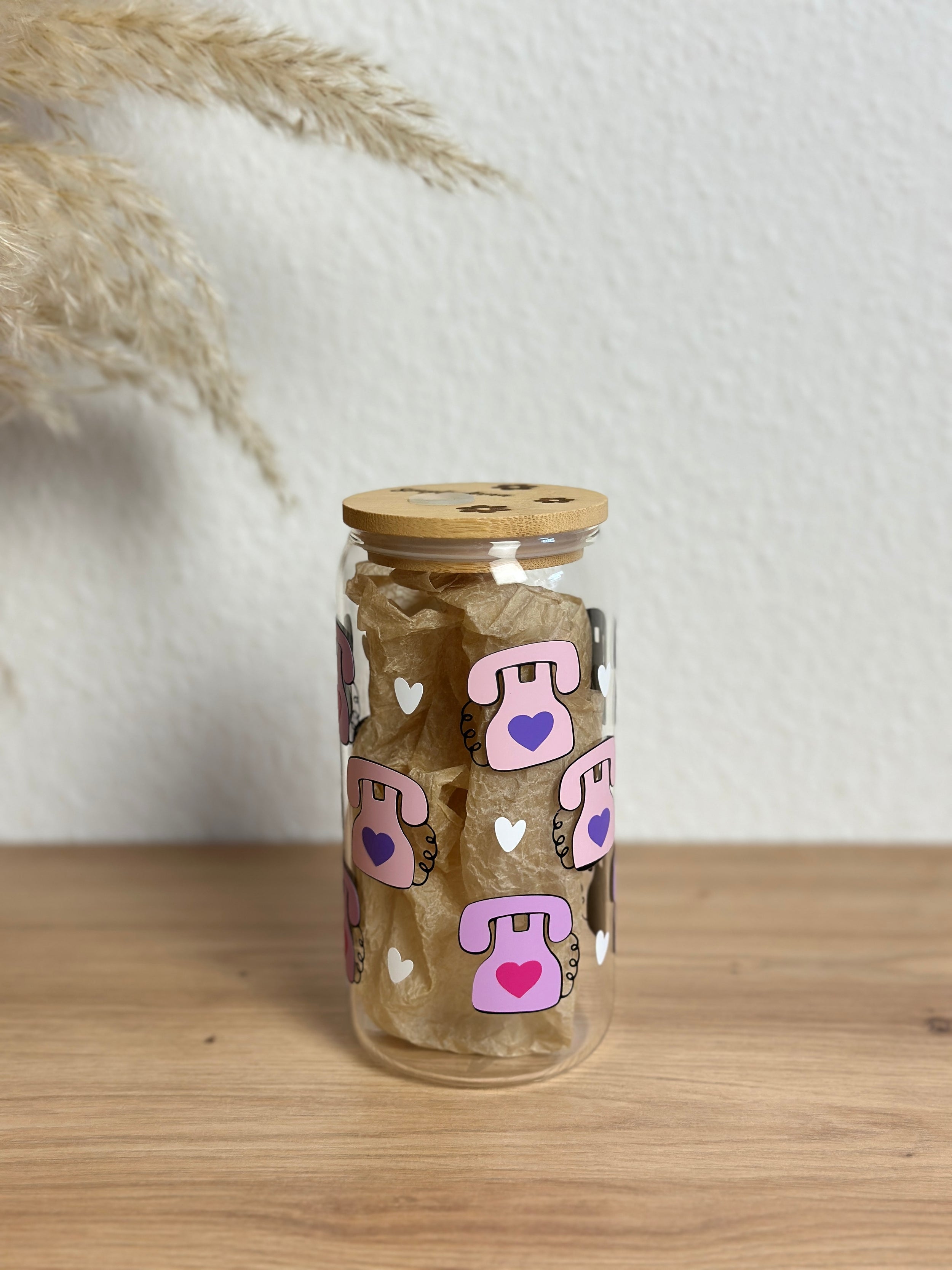 Glasbecher mit Handy-Herz-Motiv in Rosa, Pink und Lila, Bambusdeckel und Glasstrohhalm, 500 ml nachhaltiger Trinkbecher von Momentwerk Studio in der Rundum-Ansicht