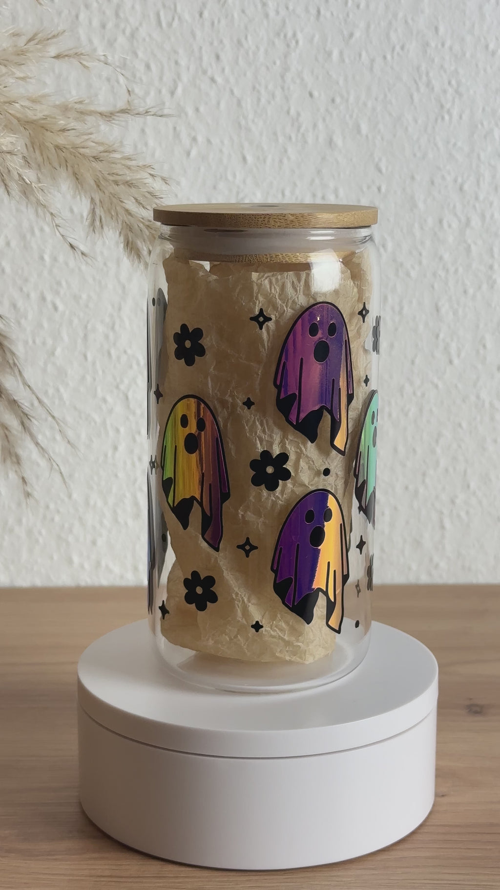 Video des Glasbechers mit holografischem Halloween-Gespenst-Design und Bambusdeckel, ohne Strohhalm, 500 ml Trinkglas von Momentwerk Studio
