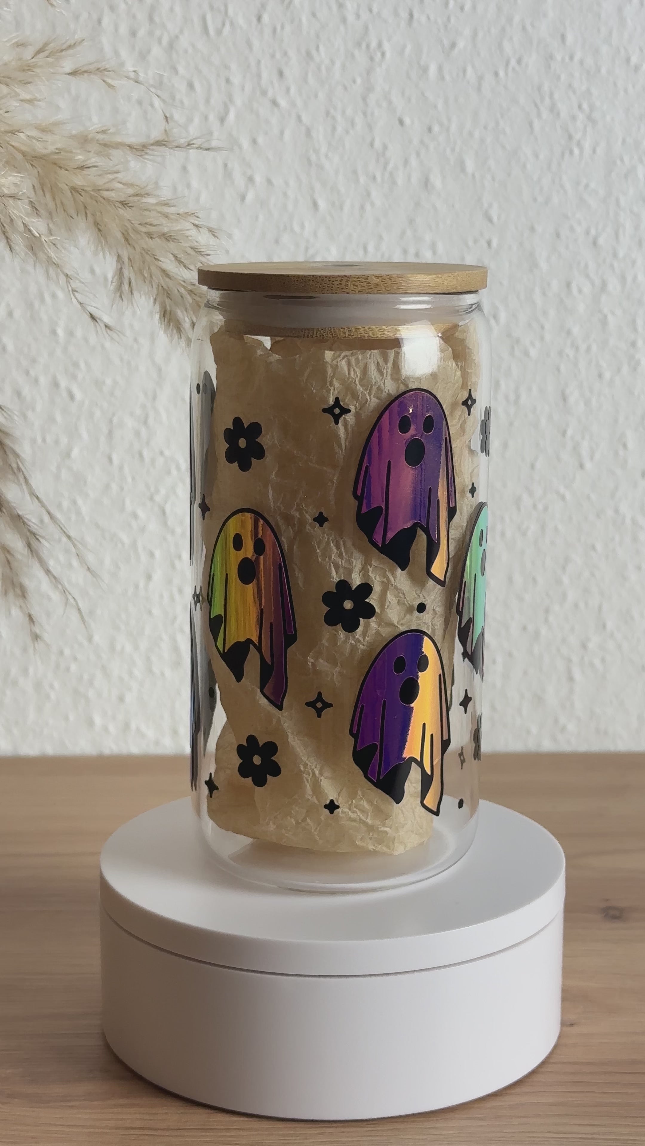 Video des Glasbechers mit holografischem Halloween-Gespenst-Design und Bambusdeckel, ohne Strohhalm, 500 ml Trinkglas von Momentwerk Studio