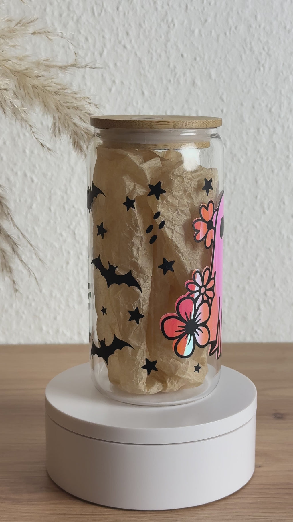Video des Glasbechers mit Halloween-Gespenst-Design, Blumen und Bambusdeckel, ohne Strohhalm, 500 ml Trinkglas von Momentwerk Studio