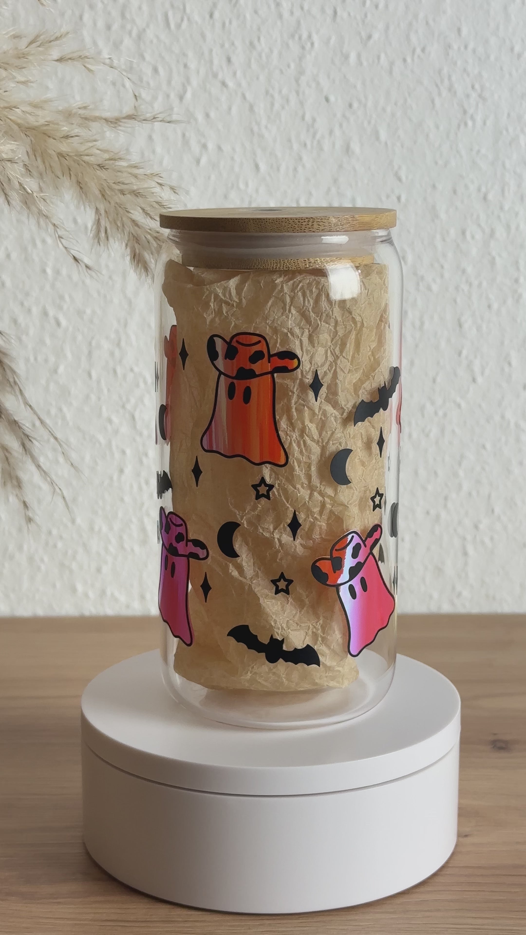 Video des Glasbechers mit Halloween-Cowboy-Geister-Design und Bambusdeckel, ohne Strohhalm, 500 ml Trinkglas von Momentwerk Studio
